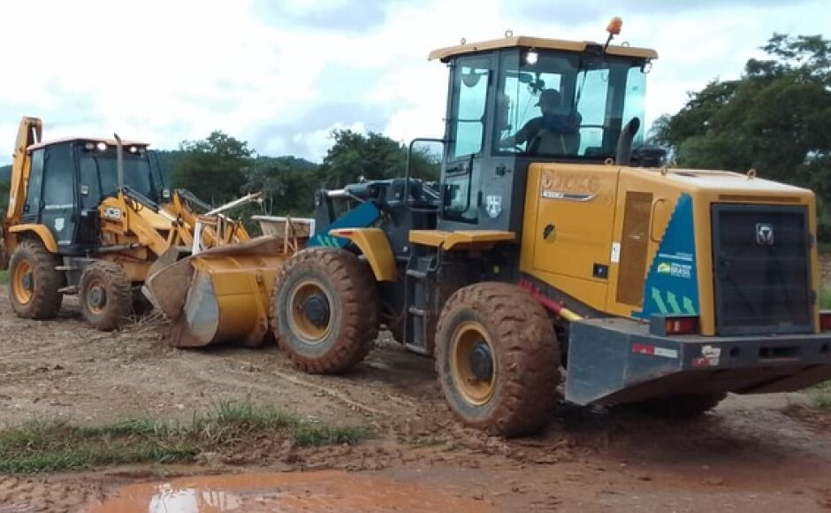 Equipe realiza limpeza no  Loteamento Rio Bonito