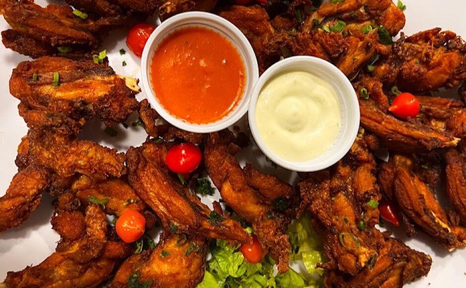 Batata com cheddar, frango crocante e música ao vivo: o combo perfeito no Ponto Aroeira