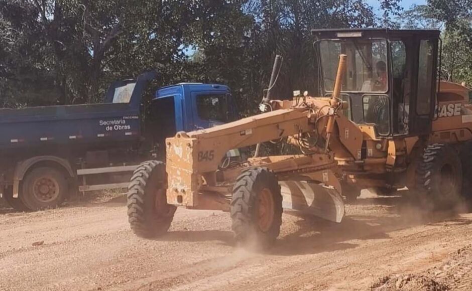 Equipe realiza manutenção na estrada do  Pesqueiro do Davi e Cabana do Pescador 