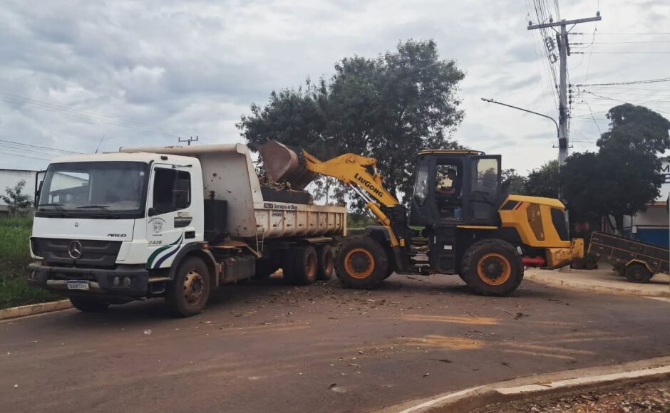 Equipe da Secretaria de Obras realiza limpeza na Vila Machado e na Vila Maruca