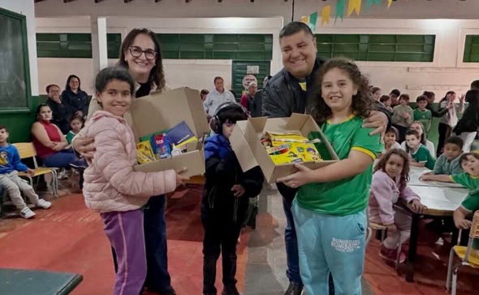 Prefeito Josmail Rodrigues entrega kits escolares para mais de 3 mil alunos da Rede Municipal   