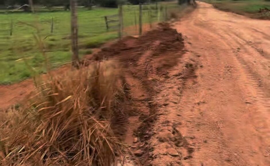 Prefeito acompanha cascalhamento da estrada que liga a fazenda ao Assentamento Santa Lúcia