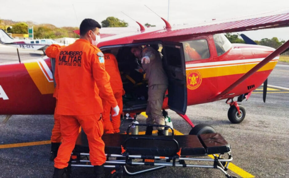 Homem se afoga durante acidente de barco e precisa ser resgatado de avião 