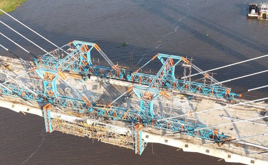 Beijo das Aduelas marca momento histórico e une Brasil e Paraguai na Ponte da Rota Bioceânica