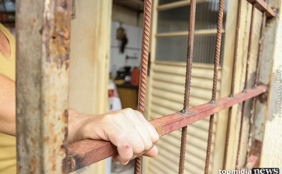 Jovem é espancada pelo namorado e foge pulando a janela de casa para pedir socorro  