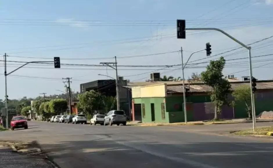 Novo semáforo é instalado no cruzamento das ruas 29 de Maio e das Flores