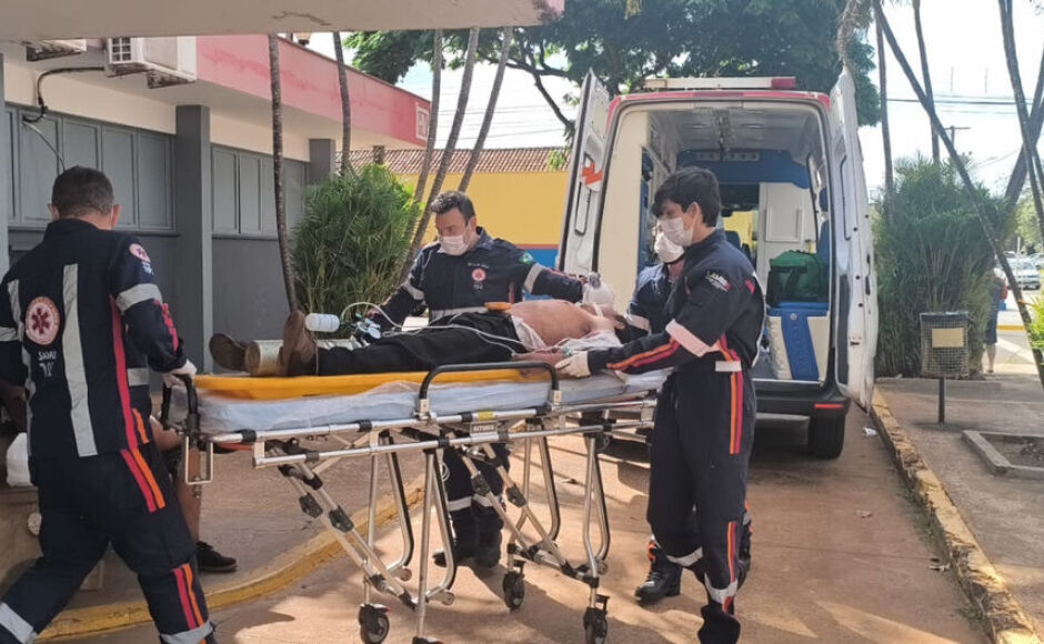 Homem é esfaqueado no peito durante briga por pinga e morre