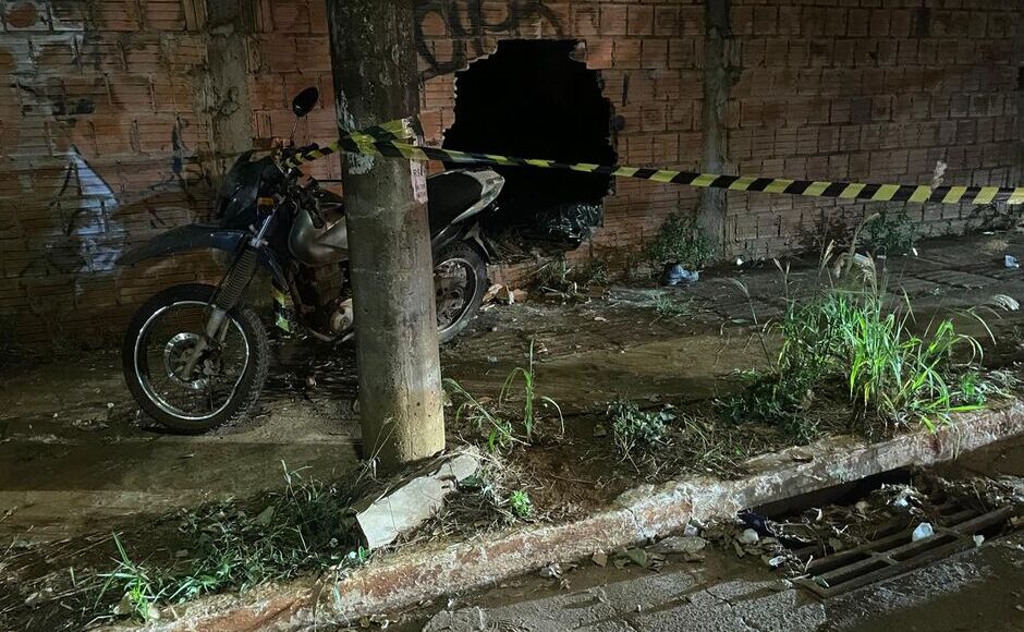 Motociclista morre ao desviar de cachorro e bater contra muro 