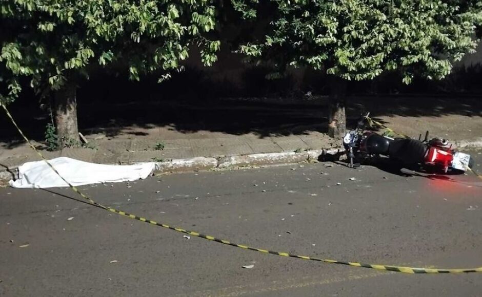 Motociclista bate em árvore e morre em MS