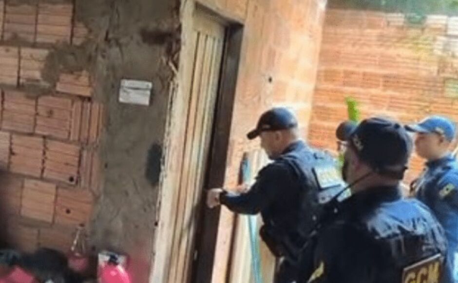 Mulher é resgatada de cárcere privado após pedir socorro 