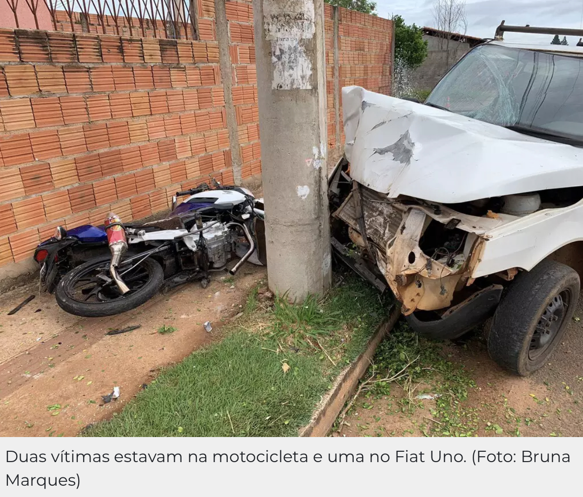 Duas vítimas estavam na motocicleta e uma no Fiat Uno. (Foto: Bruna Marques) - CREDITO: CAMPO GRANDE NEWS